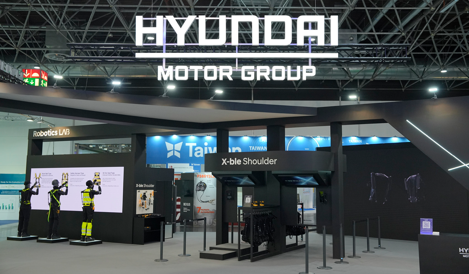 HYUNDAI MOTOR GROUP 사이니지 아래 엑스블 숄더 마네킹이 늘어선 로보틱스랩 부스